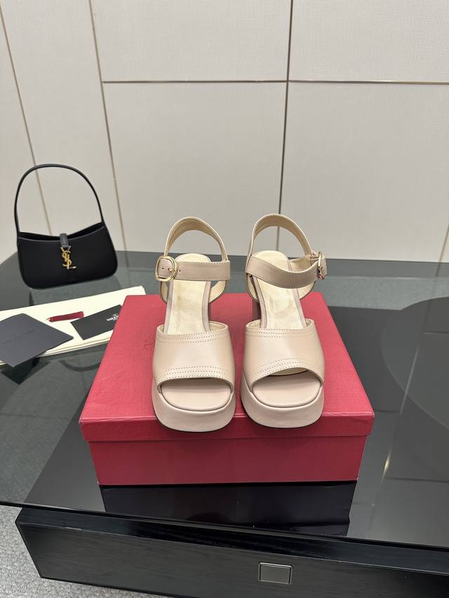 Valentino 华伦天奴25Ss春夏 新品防水台高跟凉鞋 一双恨天高防水台高跟凉鞋 足以点燃你的时尚野心 气场十足。 鞋头呈鱼嘴状 恰到好处地露出脚趾 瞬间