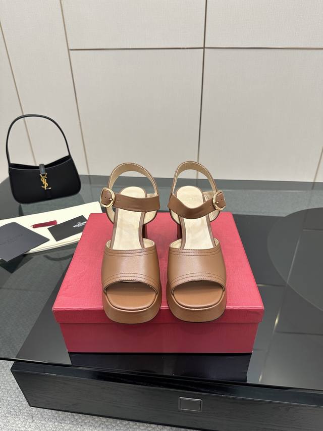 Valentino 华伦天奴25Ss春夏 新品防水台高跟凉鞋 一双恨天高防水台高跟凉鞋 足以点燃你的时尚野心 气场十足。 鞋头呈鱼嘴状 恰到好处地露出脚趾 瞬间
