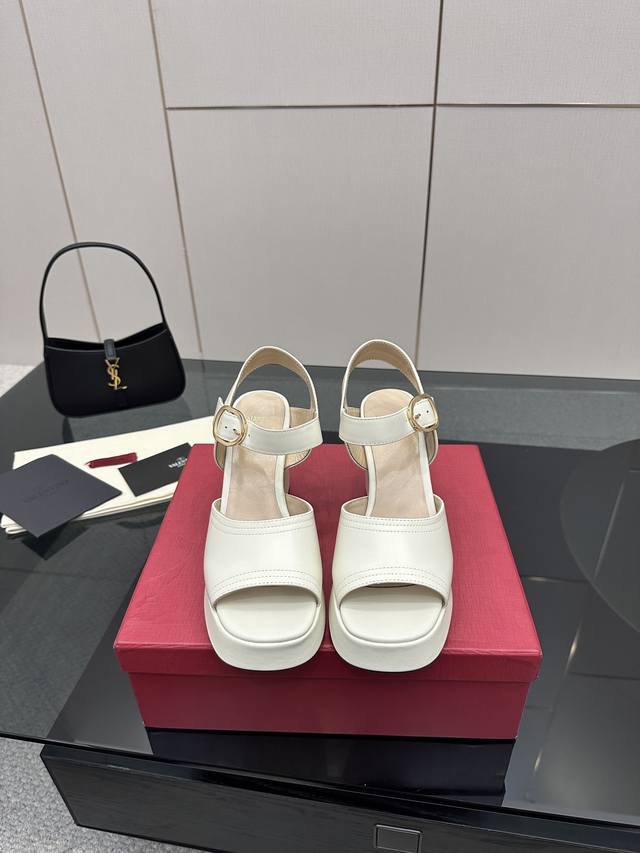 Valentino 华伦天奴25Ss春夏 新品防水台高跟凉鞋 一双恨天高防水台高跟凉鞋 足以点燃你的时尚野心 气场十足。 鞋头呈鱼嘴状 恰到好处地露出脚趾 瞬间