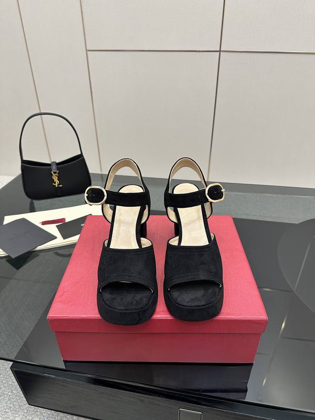 Valentino 华伦天奴25Ss春夏 新品防水台高跟凉鞋 一双恨天高防水台高跟凉鞋 足以点燃你的时尚野心 气场十足。 鞋头呈鱼嘴状 恰到好处地露出脚趾 瞬间