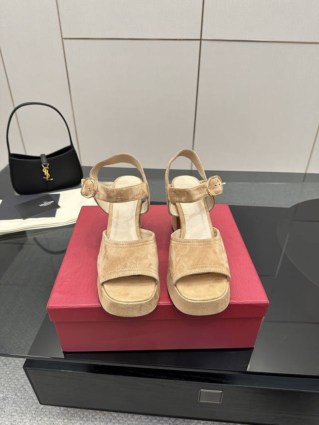 Valentino 华伦天奴25Ss春夏 新品防水台高跟凉鞋 一双恨天高防水台高跟凉鞋 足以点燃你的时尚野心 气场十足。 鞋头呈鱼嘴状 恰到好处地露出脚趾 瞬间