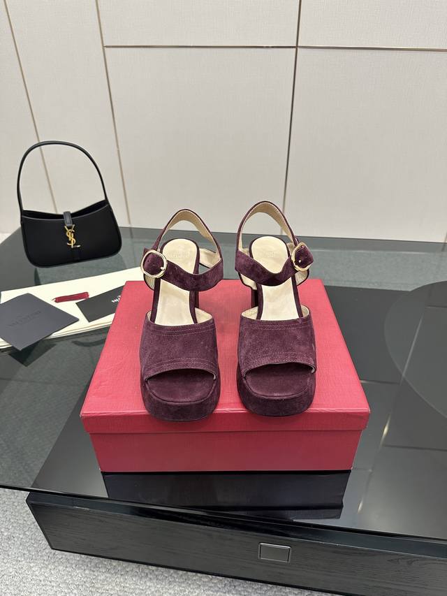 Valentino 华伦天奴25Ss春夏 新品防水台高跟凉鞋 一双恨天高防水台高跟凉鞋 足以点燃你的时尚野心 气场十足。 鞋头呈鱼嘴状 恰到好处地露出脚趾 瞬间