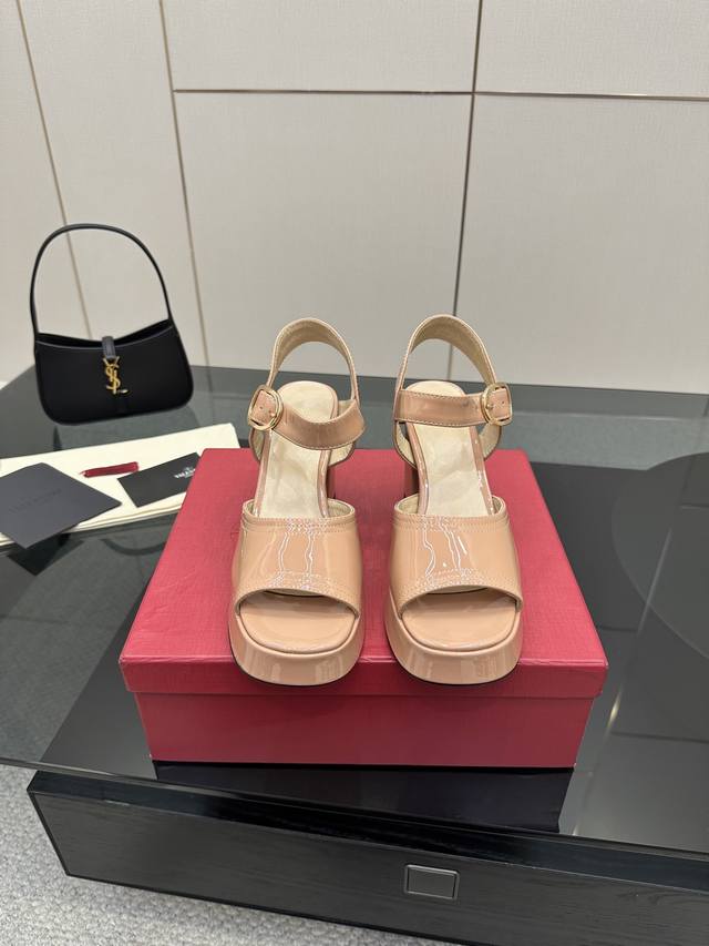 Valentino 华伦天奴25Ss春夏 新品防水台高跟凉鞋 一双恨天高防水台高跟凉鞋 足以点燃你的时尚野心 气场十足。 鞋头呈鱼嘴状 恰到好处地露出脚趾 瞬间