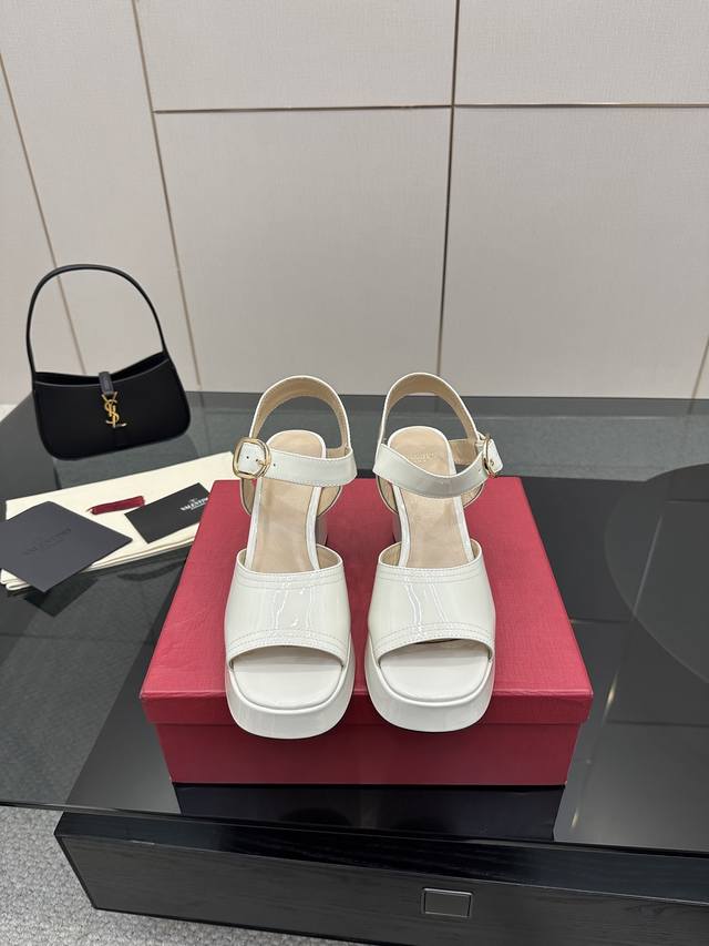 Valentino 华伦天奴25Ss春夏 新品防水台高跟凉鞋 一双恨天高防水台高跟凉鞋 足以点燃你的时尚野心 气场十足。 鞋头呈鱼嘴状 恰到好处地露出脚趾 瞬间
