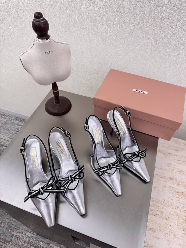 Miu'miu 25早秋 后空 中跟 高跟系列 经典之作 银色 蝴蝶结 对版 中跟6.5 厘米 高跟 9厘米 系列 Miu'miu 经典舒适 制作 原版一致 意