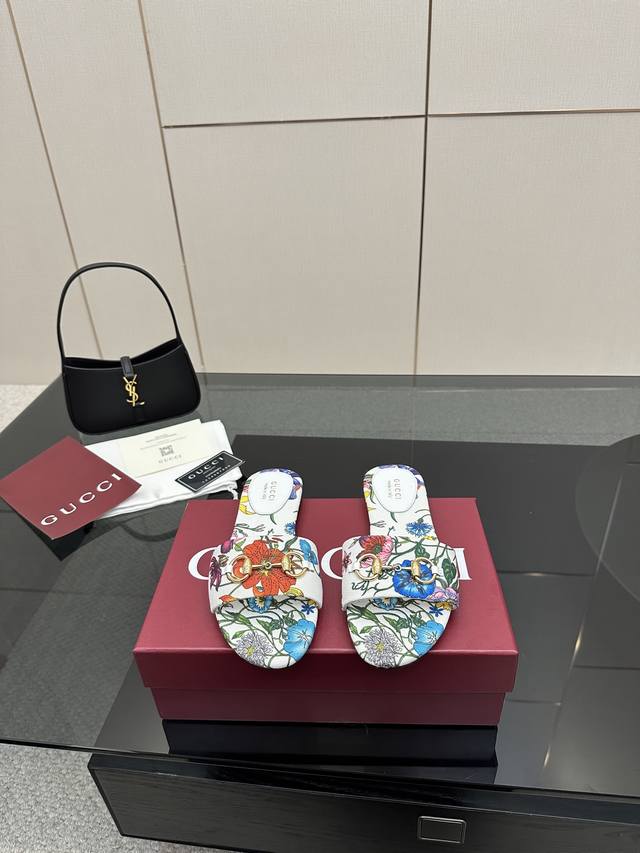 顶级版本 Gucci 古驰经典老花马衔扣拖鞋 夏天最值得入手的单品 自带高级气场的凉鞋 搭配裙装裤装率性洒脱 日常度假都是必不可少！ 鞋面采用原版定制材质 内里