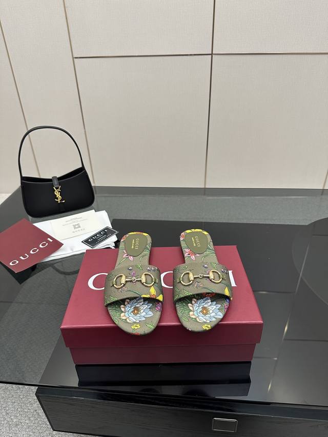 顶级版本 Gucci 古驰经典老花马衔扣拖鞋 夏天最值得入手的单品 自带高级气场的凉鞋 搭配裙装裤装率性洒脱 日常度假都是必不可少！ 鞋面采用原版定制材质 内里
