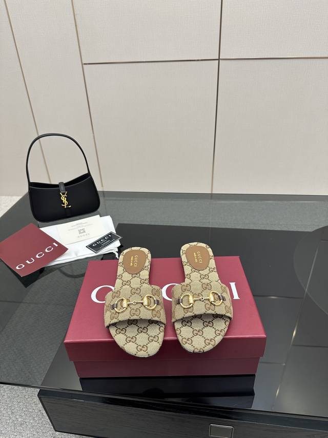 顶级版本 Gucci 古驰经典老花马衔扣拖鞋 夏天最值得入手的单品 自带高级气场的凉鞋 搭配裙装裤装率性洒脱 日常度假都是必不可少！ 鞋面采用原版定制材质 内里