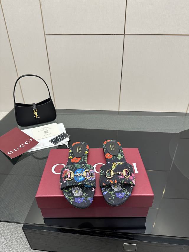 顶级版本 Gucci 古驰经典老花马衔扣拖鞋 夏天最值得入手的单品 自带高级气场的凉鞋 搭配裙装裤装率性洒脱 日常度假都是必不可少！ 鞋面采用原版定制材质 内里