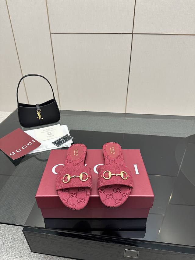 顶级版本 Gucci 古驰经典老花马衔扣拖鞋 夏天最值得入手的单品 自带高级气场的凉鞋 搭配裙装裤装率性洒脱 日常度假都是必不可少！ 鞋面采用原版定制材质 内里