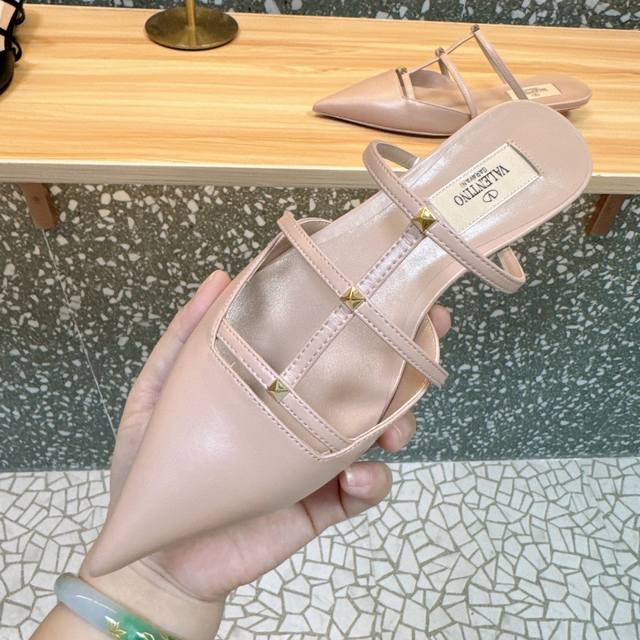 Valentino 华伦天奴 最火爆新品 新款穆勒鞋 也太好穿啦... 最新Logo饰扣 与性感尖头完美结合简直是夏天时髦巅峰原版复刻 大底：意大利真皮大底 跟