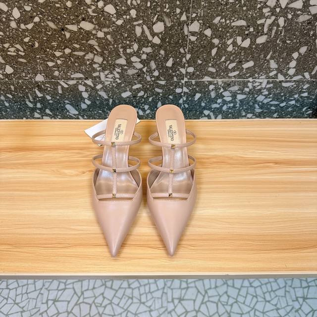 Valentino 华伦天奴 最火爆新品 新款穆勒鞋 也太好穿啦... 最新Logo饰扣 与性感尖头完美结合简直是夏天时髦巅峰原版复刻 大底：意大利真皮大底 跟