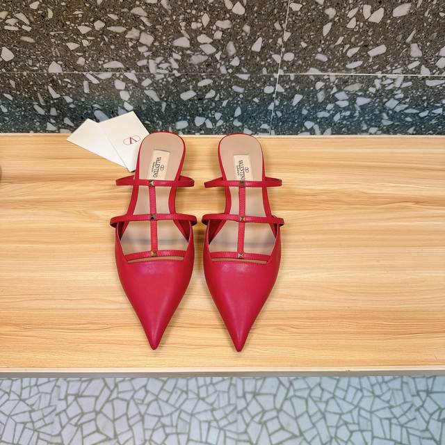 Valentino 华伦天奴 最火爆新品 新款穆勒鞋 也太好穿啦... 最新Logo饰扣 与性感尖头完美结合简直是夏天时髦巅峰原版复刻 大底：意大利真皮大底 跟