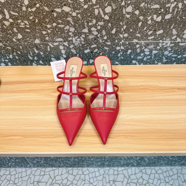 Valentino 华伦天奴 最火爆新品 新款穆勒鞋 也太好穿啦... 最新Logo饰扣 与性感尖头完美结合简直是夏天时髦巅峰原版复刻 大底：意大利真皮大底 跟
