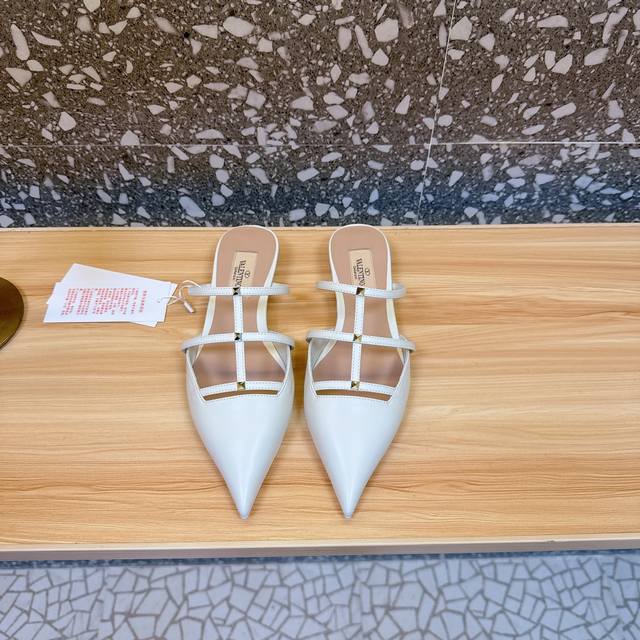 Valentino 华伦天奴 2最火爆新品 新款穆勒鞋 也太好穿啦... 最新Logo饰扣 与性感尖头完美结合简直是夏天时髦巅峰原版复刻 大底：意大利真皮大底
