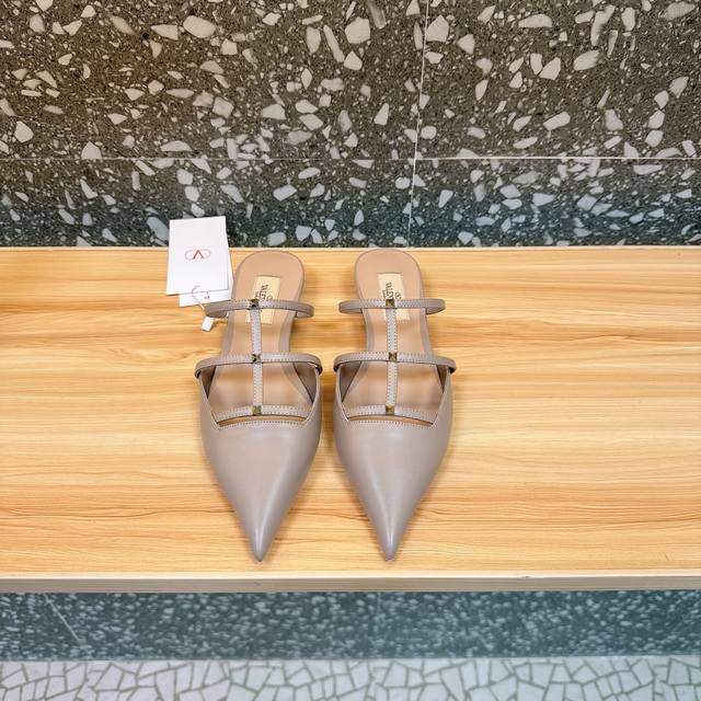 Valentino 华伦天奴 最火爆新品 新款穆勒鞋 也太好穿啦... 最新Logo饰扣 与性感尖头完美结合简直是夏天时髦巅峰原版复刻 大底：意大利真皮大底 跟