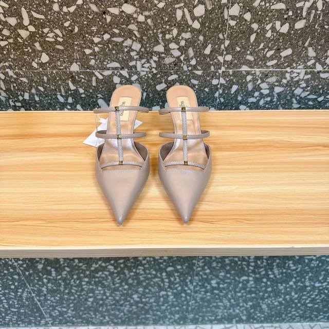 Valentino 华伦天奴 最火爆新品 新款穆勒鞋 也太好穿啦... 最新Logo饰扣 与性感尖头完美结合简直是夏天时髦巅峰原版复刻 大底：意大利真皮大底 跟