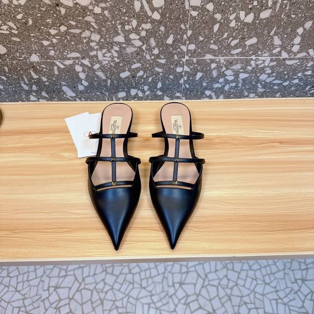 Valentino 华伦天奴 最火爆新品 新款穆勒鞋 也太好穿啦... 最新Logo饰扣 与性感尖头完美结合简直是夏天时髦巅峰原版复刻 大底：意大利真皮大底 跟