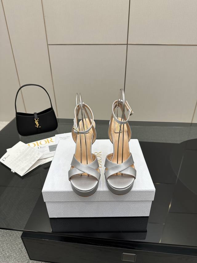 Dior 春夏新品珍珠后跟交叉带凉拖鞋 这款完全长在女生喜欢的点上 后带高跟鞋 延续D家永恒经典！这款鞋低调不失华丽 性感又不显张扬 鞋型是大家都爱的秀气款 非