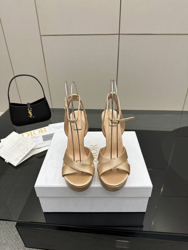 Dior 春夏新品珍珠后跟交叉带凉拖鞋 这款完全长在女生喜欢的点上 后带高跟鞋 延续D家永恒经典！这款鞋低调不失华丽 性感又不显张扬 鞋型是大家都爱的秀气款 非