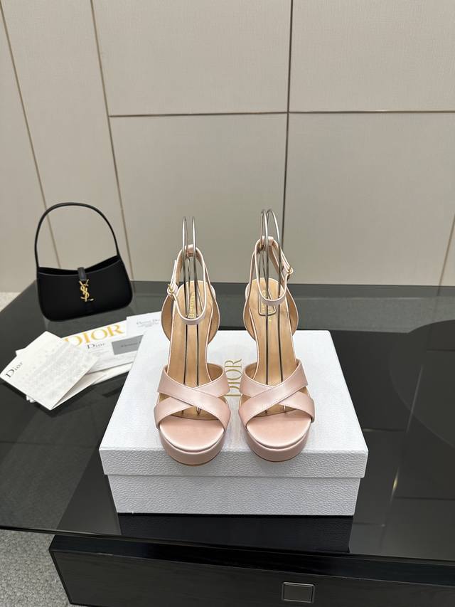 Dior 春夏新品珍珠后跟交叉带凉拖鞋 这款完全长在女生喜欢的点上 后带高跟鞋 延续D家永恒经典！这款鞋低调不失华丽 性感又不显张扬 鞋型是大家都爱的秀气款 非
