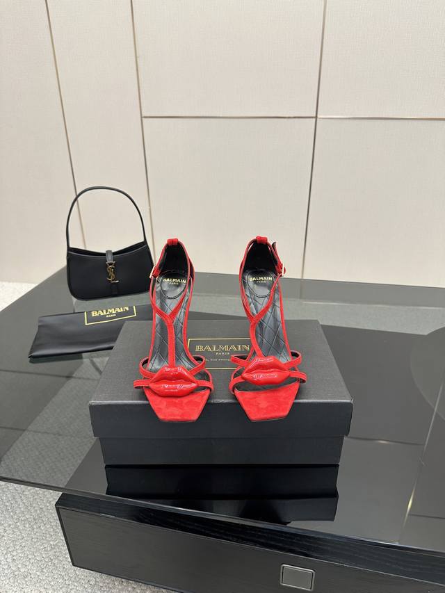 Balmain｜巴尔曼25Ss新品 性感嘴唇高跟凉鞋 面料：真丝，漆皮，羊京 内里是小羊皮 意大利进口真皮大底 跟高：10.5Cm 码数：35-39 35.40