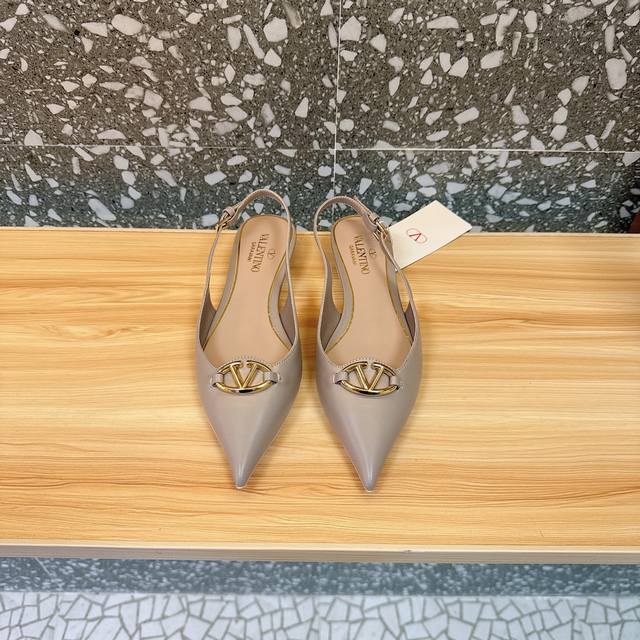 Valentino 华伦天奴 最火爆新品 新款穆勒鞋 也太好穿啦... 最新Logo饰扣 与性感尖头完美结合简直是夏天时髦巅峰原版复刻 大底：意大利真皮大底 跟