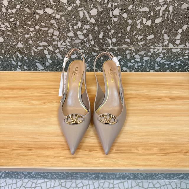 Valentino 华伦天奴 最火爆新品 新款穆勒鞋 也太好穿啦... 最新Logo饰扣 与性感尖头完美结合简直是夏天时髦巅峰原版复刻 大底：意大利真皮大底 跟