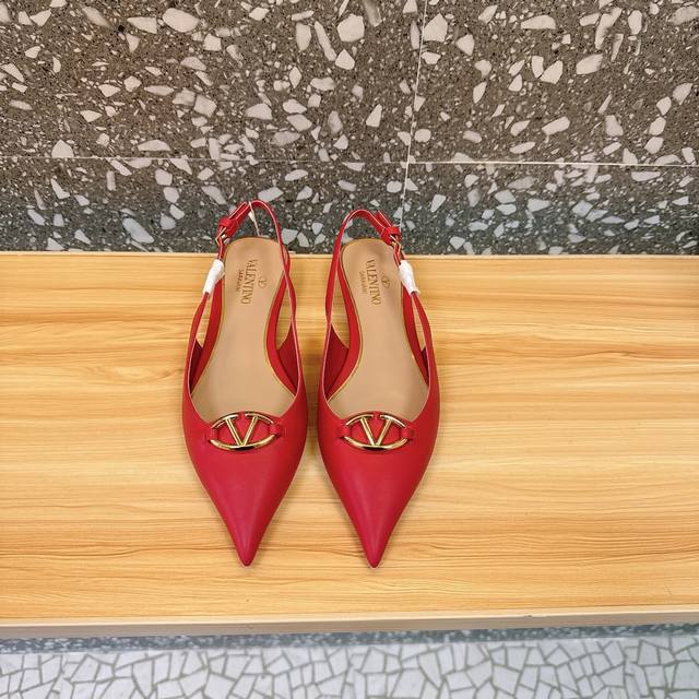 Valentino 华伦天奴 最火爆新品 新款穆勒鞋 也太好穿啦... 最新Logo饰扣 与性感尖头完美结合简直是夏天时髦巅峰原版复刻 大底：意大利真皮大底 跟