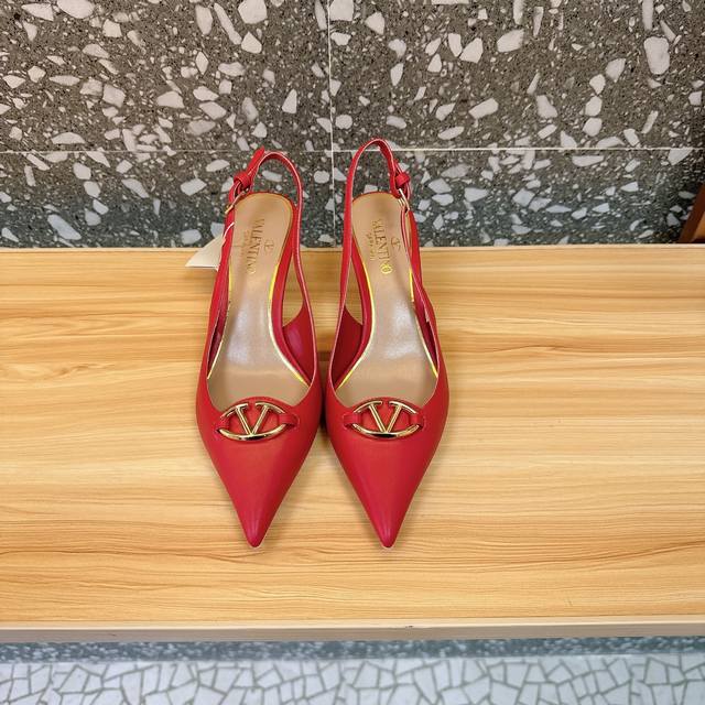 Valentino 华伦天奴 最火爆新品 新款穆勒鞋 也太好穿啦... 最新Logo饰扣 与性感尖头完美结合简直是夏天时髦巅峰原版复刻 大底：意大利真皮大底 跟