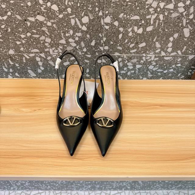 Valentino 华伦天奴 最火爆新品 新款穆勒鞋 也太好穿啦... 最新Logo饰扣 与性感尖头完美结合简直是夏天时髦巅峰原版复刻 大底：意大利真皮大底 跟