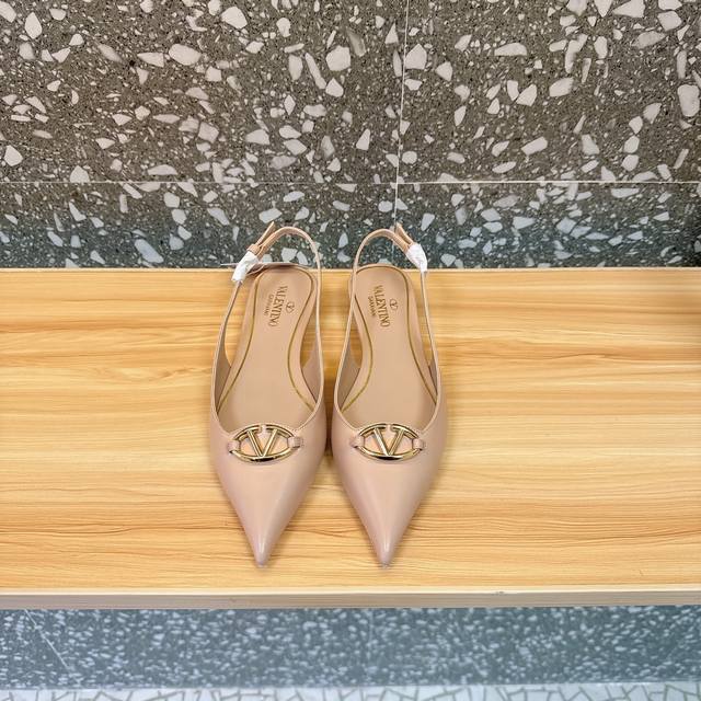 Valentino 华伦天奴 最火爆新品 新款穆勒鞋 也太好穿啦... 最新Logo饰扣 与性感尖头完美结合简直是夏天时髦巅峰原版复刻 大底：意大利真皮大底 跟