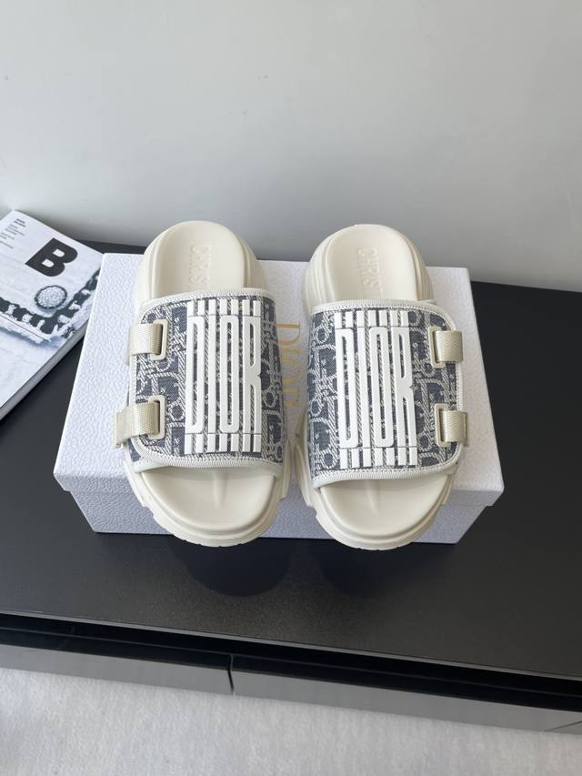 Dior 迪奥 25Ss春夏新品 D字刺绣厚底运动拖鞋 特百搭经典款式 此款休闲鞋采用印花网眼织物精心制作 搭配同色调软发泡大底 大底侧边饰以品牌Logo 打造