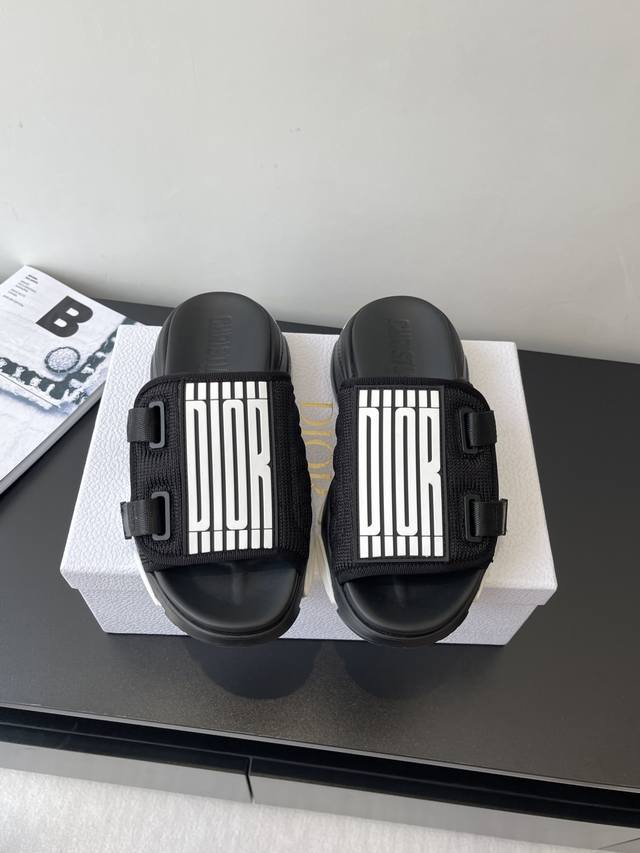 Dior 迪奥 25Ss春夏新品 D字刺绣厚底运动拖鞋 特百搭经典款式 此款休闲鞋采用印花网眼织物精心制作 搭配同色调软发泡大底 大底侧边饰以品牌Logo 打造