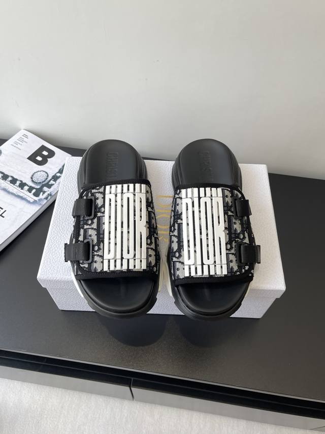 Dior 迪奥 25Ss春夏新品 D字刺绣厚底运动拖鞋 特百搭经典款式 此款休闲鞋采用印花网眼织物精心制作 搭配同色调软发泡大底 大底侧边饰以品牌Logo 打造