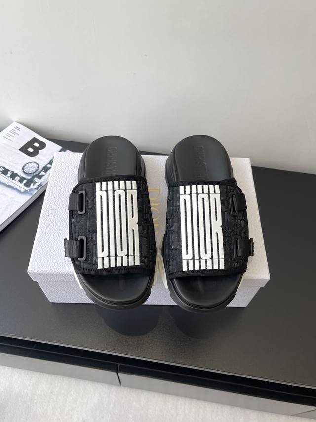 Dior 迪奥 25Ss春夏新品 D字刺绣厚底运动拖鞋 特百搭经典款式 此款休闲鞋采用印花网眼织物精心制作 搭配同色调软发泡大底 大底侧边饰以品牌Logo 打造