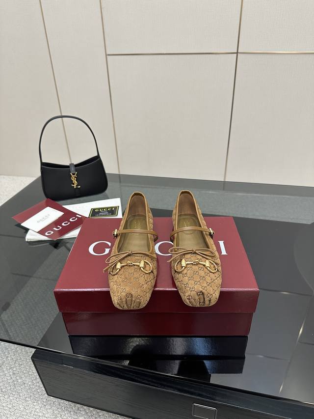 羊京390 草编织 Gucci25 早春 大热马衔扣芭蕾舞鞋 走秀款新总监的色彩与实穿概念每个颜色都超级安可拉红铆钉款更是尤为出众名副其实当选今年最出众芭蕾舞鞋