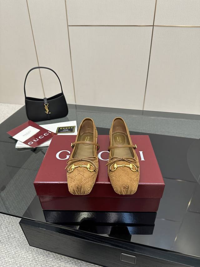 羊京390 草编织 Gucci25 早春 大热马衔扣芭蕾舞鞋 走秀款新总监的色彩与实穿概念每个颜色都超级安可拉红铆钉款更是尤为出众名副其实当选今年最出众芭蕾舞鞋