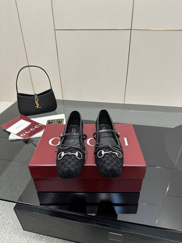 羊京390 草编织 Gucci25 早春 大热马衔扣芭蕾舞鞋 走秀款新总监的色彩与实穿概念每个颜色都超级安可拉红铆钉款更是尤为出众名副其实当选今年最出众芭蕾舞鞋