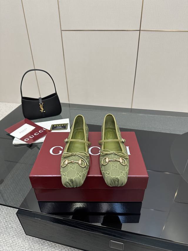 羊京390 草编织 Gucci25 早春 大热马衔扣芭蕾舞鞋 走秀款新总监的色彩与实穿概念每个颜色都超级安可拉红铆钉款更是尤为出众名副其实当选今年最出众芭蕾舞鞋