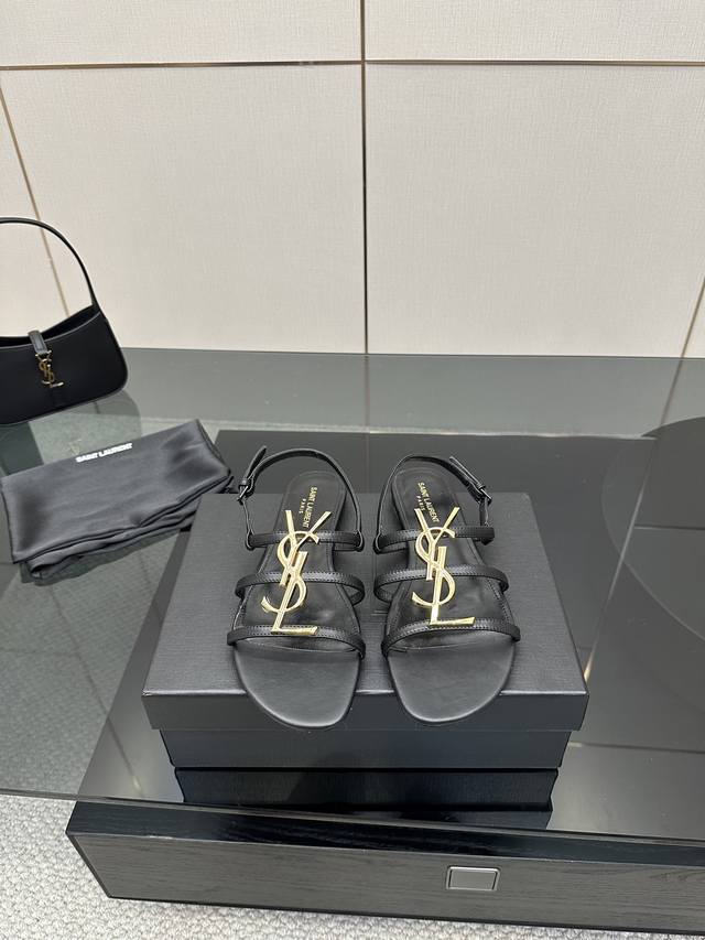 厂价 Saint Lauren*Ysl圣罗兰经典大Logo平底凉鞋！ 这款凉鞋绝对是我鞋柜里的颜值担当。 醒目的Ysl大Logo金属饰扣 精致又闪耀 张扬地宣告