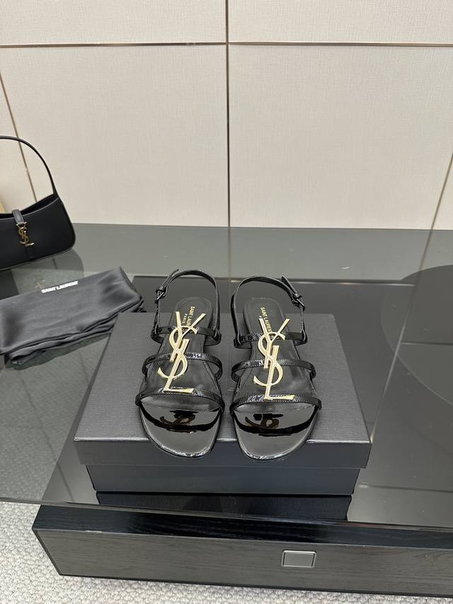 厂价 Saint Lauren*Ysl圣罗兰经典大Logo平底凉鞋！ 这款凉鞋绝对是我鞋柜里的颜值担当。 醒目的Ysl大Logo金属饰扣 精致又闪耀 张扬地宣告