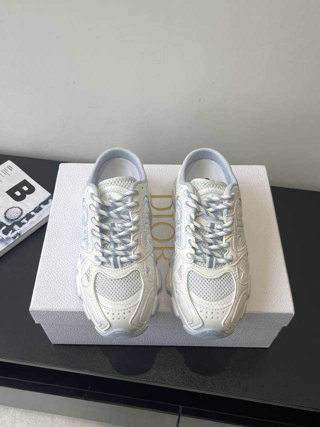 Dior 迪奥 新款休闲半拖 运动鞋 老爹鞋 迪奥 早秋新品 运动鞋 Ne C.D家这一季的度假风 人运动鞋超级火爆！ 配色超好看 视觉更协调，脚感更轻盈舒适增