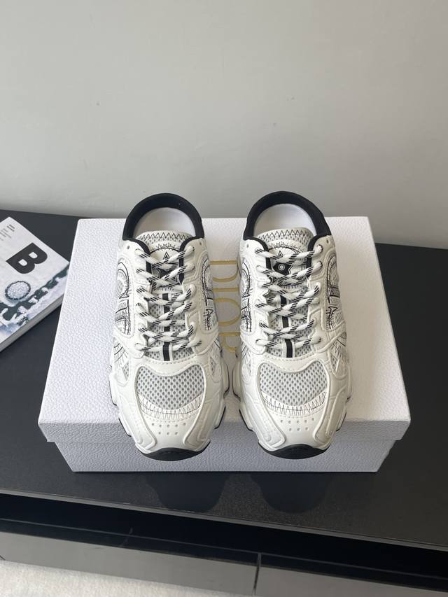 Dior 迪奥 新款休闲半拖 运动鞋 老爹鞋 迪奥 早秋新品 运动鞋 Ne C.D家这一季的度假风 人运动鞋超级火爆！ 配色超好看 视觉更协调，脚感更轻盈舒适增