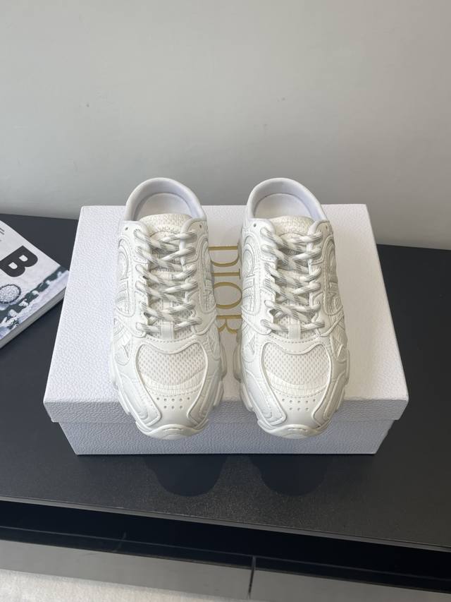Dior 迪奥 新款休闲半拖 运动鞋 老爹鞋 迪奥 早秋新品 运动鞋 Ne C.D家这一季的度假风 人运动鞋超级火爆！ 配色超好看 视觉更协调，脚感更轻盈舒适增