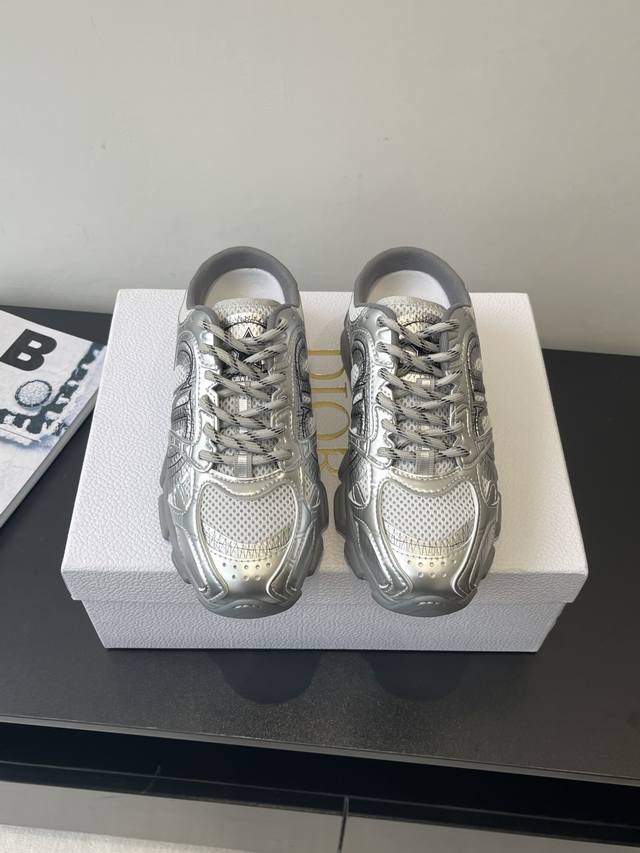 Dior 迪奥 新款休闲半拖 运动鞋 老爹鞋 迪奥 早秋新品 运动鞋 Ne C.D家这一季的度假风 人运动鞋超级火爆！ 配色超好看 视觉更协调，脚感更轻盈舒适增