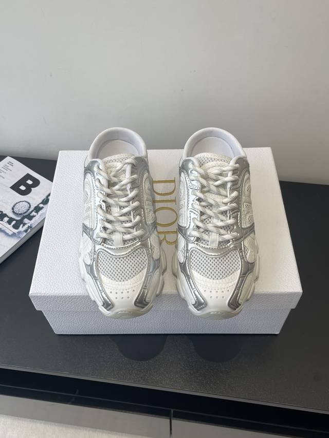Dior 迪奥 新款休闲半拖 运动鞋 老爹鞋 迪奥 早秋新品 运动鞋 Ne C.D家这一季的度假风 人运动鞋超级火爆！ 配色超好看 视觉更协调，脚感更轻盈舒适增