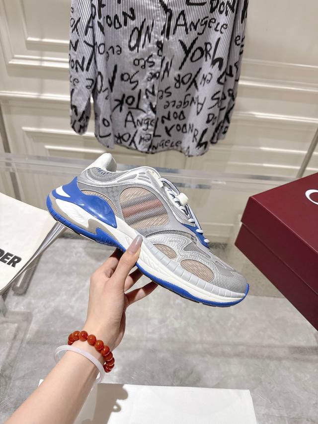 2.0最新情侣款老爹鞋 运动鞋 这款运动跑鞋又将是一代绝唱 采用科技网面 3D打印技术 Eva减震中底 内置碳板 Tpu组合大底 约4Cm增高 厚底完美呈展姿态