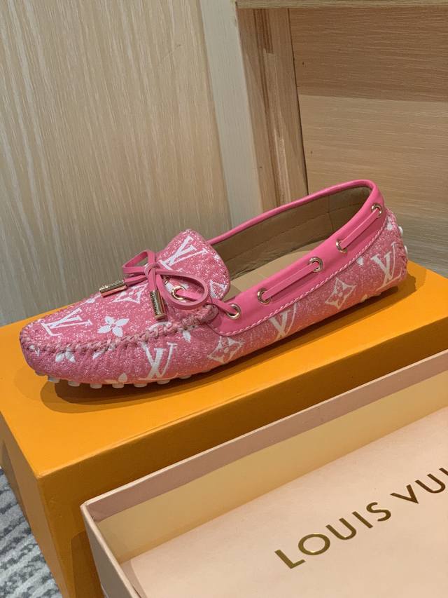 顶级品质 专柜经典演绎老花休闲鞋 老花和牛皮面料，内里 垫 牛皮，私模原版豆豆底 柔软舒适. 精致的油边工艺确不繁复，超级耐看 配色更添活力！ 无敌版本 细节好