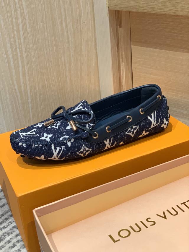 顶级品质 专柜经典演绎老花休闲鞋 老花和牛皮面料，内里 垫 牛皮，私模原版豆豆底 柔软舒适. 精致的油边工艺确不繁复，超级耐看 配色更添活力！ 无敌版本 细节好